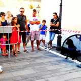 Un bambino gioca a calcio con Frida, portiere improvvisato